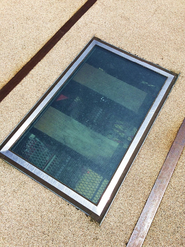 （展望施設「空の駅」下をのぞく穴もあります。）