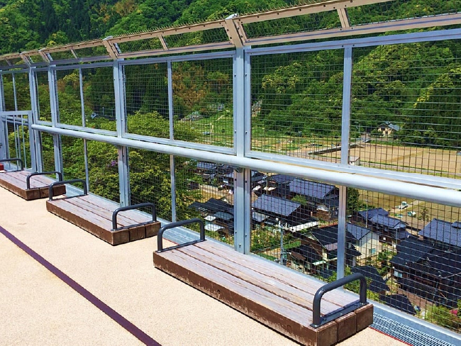 （展望施設「空の駅」日本海を望むベンチ）