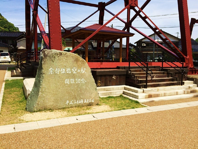 ( 橋梁下にある旧鉄橋で使用されていた枕木を使った休憩所）