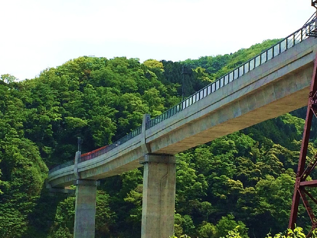 （余部橋梁を行く普通列車）