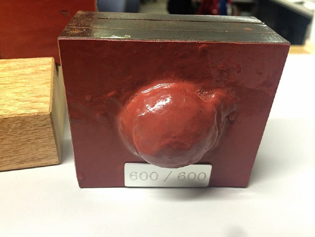 (ハマダセイ本社事務所でも時折展示をしております。）※このパーツは切断したボルトの部材になります。ちなみにシリアルナンバーは、600/600です。